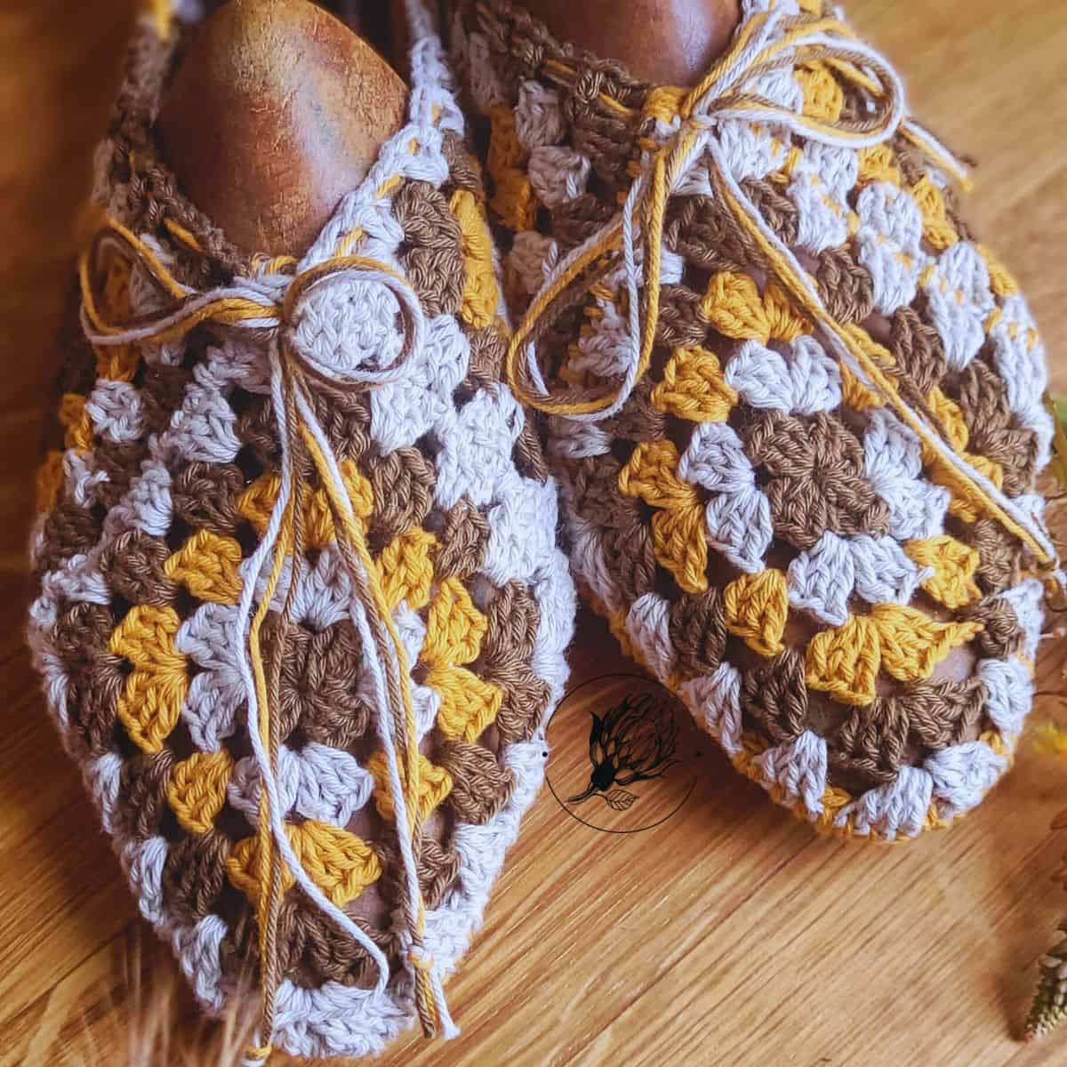 Crochet Cozy Granny Square Bed Socks (Free Pattern), image size:1200x1200
